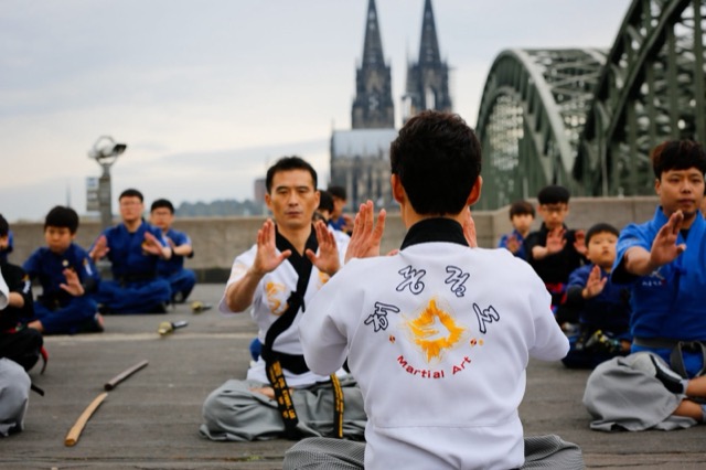 Haidong Gumdo vor dem Kölner Dom